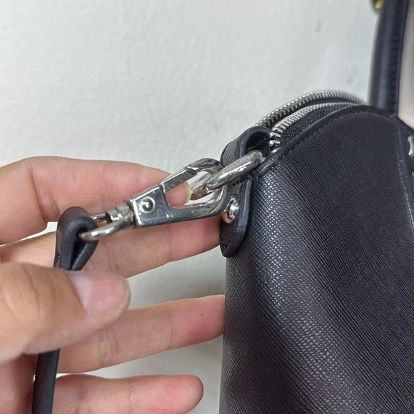 (E) Guess Bag
Black and Silver Crossbody and Shoulder Bag - Picture 4 of 15